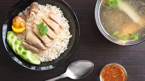 Cơm gà Hải Nam là món đậm vị gà nhất trong các món gà trên thế giới, không hổ danh "món gà đệ nhất". Cơm gà Hải Nam là món đậm vị gà nhất trong các món gà trên thế giới, không hổ danh "món gà đệ nhất".