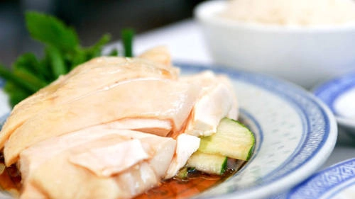 Khi người Hải Nam di cư đến Singapore vào khoảng giữa thế kỷ 19, họ chỉ làm phục vụ cho thực dân Anh hoặc giúp việc tại các quán ăn. Người Hải Nam thường phục vụ chủ nhà món cơm gà. Họ nghĩ món gà luộc đơn giản sẽ hài lòng mọi khẩu vị khác nhau. Câu chuyện cơm gà bắt đầu thay đổi khi người Nhật sang chiếm đóng trong thế chiến thứ 2. Người Anh buộc phải đi khỏi Singapore và người Hải Nam mất việc làm. Khi đó nhà hàng cơm gà đầu tiên ra đời giúp họ kiếm sống. Khi người Hải Nam di cư đến Singapore vào khoảng giữa thế kỷ 19, họ chỉ làm phục vụ cho thực dân Anh hoặc giúp việc tại các quán ăn. Người Hải Nam thường phục vụ chủ nhà món cơm gà. Họ nghĩ món gà luộc đơn giản sẽ hài lòng mọi khẩu vị khác nhau. Câu chuyện cơm gà bắt đầu thay đổi khi người Nhật sang chiếm đóng trong thế chiến thứ 2. Người Anh buộc phải đi khỏi Singapore và người Hải Nam mất việc làm. Khi đó nhà hàng cơm gà đầu tiên ra đời giúp họ kiếm sống.