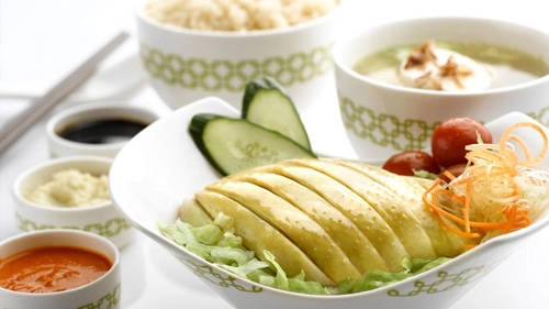 Từ cái nhìn đầu tiên, cơm gà ở đây không mấy khác biệt so với phiên bản ở quán Tian Tian trừ việc cơm được đựng trong những chiếc bát mạ đắt tiền. Từ cái nhìn đầu tiên, cơm gà ở đây không mấy khác biệt so với phiên bản ở quán Tian Tian trừ việc cơm được đựng trong những chiếc bát mạ đắt tiền.