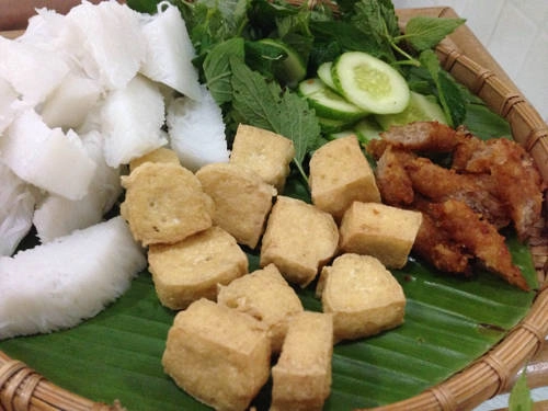 Bún đậu mắm tôm Một suất gồm những miếng đậu mơ chiên giòn ăn cùng thứ nước chấm được pha cầu kỳ, đĩa bún trắng, rau kinh giới tươi xanh, có thể kèm thêm chả cốm, thịt luộc, nem rán... Hiện nay, món này được rất nhiều người sống ở Sài Gòn ưa thích. Ngoài các quán có tiếng như Hồng Hà, A Vừng, Cô Khàn, Lâm Bô... bạn có thể ghé bún đậu Cầu Gỗ (đường Phan Xích Long, quận Phú Nhuận), Tràng An Quán (đường Hoàng Diệu, quận 4). Giá một phần bún đậu dao động 30.000-50.000 đồng tùy vào thức ăn kèm. Ảnh: Má Lúm
