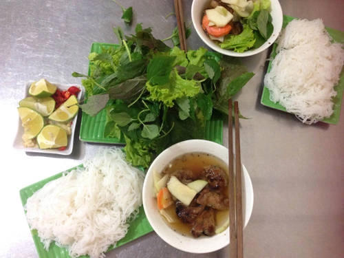 Bún chả Bún chả Hà Nội gồm những viên chả băm, thịt nướng, nước chấm pha chua ngọt và bún rối. Thường thịt và chả ít khi được nướng sẵn, mà khi khách gọi mới nướng trên than, tỏa mùi thơm của gia vị tẩm ướp. Đây là món ăn được người nước ngoài rất yêu thích. Bún chả Hà Nội được bán trên nhiều quận của TP HCM, các quán ngon ở đường Lý Tự Trọng, Lý Chính Thắng, Võ Văn Tần, Bạch Đằng, Hoàng Diệu... với giá 25.000-40.000 đồng một phần. Ảnh: Má Lúm