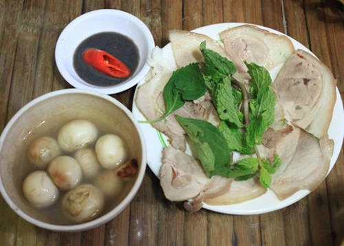 Thịt luộc cà pháo mắm tôm Đây là món ăn dân dã trong bữa cơm hàng ngày. Nhiều người khi đến Sài Gòn, rất muốn tìm lại hương vị bình dị ấy. Có nhiều quán bán món này kèm trong bữa cơm trưa, với thịt ba chỉ luộc xắt mỏng, mắm tôm là dạng đặc sệt chứ không pha loãng cùng dầu ăn như ăn bún đậu.  Thịt luộc mắm tôm được bán ở một số quán cơm Bắc trên đường Nguyễn Công Trứ, Võ Văn Tần, Nguyễn Đình Chiểu, Ngô Văn Năm... với giá 30.000-70.000 đồng một phần. Ảnh: Khánh Hòa