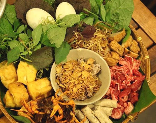 Lẩu riêu cua đồng Lẩu riêu là một biến thể từ món bún riêu cua của người Hà Nội. Món lẩu có hai thành phần chính là nước dùng nấu từ cua đồng và bắp bò tái, ngoài ra còn có thêm các nguyên liệu khác như: cà chua, giò, sườn sụn cùng rau muống, mồng tơi... Tất cả nguyên liệu được pha trộn một cách khéo léo, giúp món ăn vừa đẹp mắt, vừa ngon miệng. Hương vị lẩu riêu chính gốc Hà Nội sẽ không có vị ngọt như các món lẩu ở Sài Gòn, mà chua cay dìu dịu. Bạn có thể ăn lẩu riêu cua bắp bò ở đường Lam Sơn (quận Tân Bình), đường Cù Lao (quận Phú Nhuận), Trương Định, Võ Văn Tần (quận 3)... với giá 180.000-250.000 đồng cho 4 người ăn. Ảnh: Má Lúm