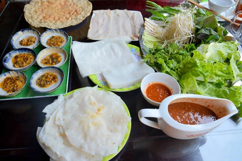<strong>Bánh tráng cuốn thịt heo: </strong> Món cuốn dân dã này có được hương vị khó quên là nhờ khâu chọn lọc nguyên liệu. Bánh tráng phải là loại phơi sương, thơm mùi gạo. Thịt heo chọn loại ngon, luộc vừa tới rồi ngâm trong nồi nước dùng, sao cho miếng thịt có độ dẻo, phần mỡ trong, phần thịt trắng nõn nà, bì mềm. Nếu có dịp đến thành phố Đà Nẵng, đừng bỏ lỡ cơ hội thưởng thức món ăn đậm đà này ở các nhà hàng đặc sản (hệ thống Trần, quán Mậu…) hay các quán vỉa hè, chợ Cồn, chợ Hàn… với giá dao động từ 50.000- 80.000 đồng một phần. <strong>Bánh tráng cuốn thịt heo: </strong> Món cuốn dân dã này có được hương vị khó quên là nhờ khâu chọn lọc nguyên liệu. Bánh tráng phải là loại phơi sương, thơm mùi gạo. Thịt heo chọn loại ngon, luộc vừa tới rồi ngâm trong nồi nước dùng, sao cho miếng thịt có độ dẻo, phần mỡ trong, phần thịt trắng nõn nà, bì mềm. Nếu có dịp đến thành phố Đà Nẵng, đừng bỏ lỡ cơ hội thưởng thức món ăn đậm đà này ở các nhà hàng đặc sản (hệ thống Trần, quán Mậu…) hay các quán vỉa hè, chợ Cồn, chợ Hàn… với giá dao động từ 50.000- 80.000 đồng một phần.