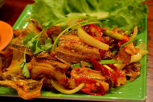 <strong>Cá khô rang chua ngọt: </strong> Vùng biển Đà Nẵng mang đến nhiều món hải sản ngon, đặc biệt là các món từ cá. Từ lâu, cá khô là một món dân dã của người dân miền biển. Cá khô xào cay, hay cá khô rang chua ngọt chất chứa hương vị biển mặn mòi. 25.000 đồng là giá một đĩa cá khô đầy đặn. <strong>Cá khô rang chua ngọt: </strong> Vùng biển Đà Nẵng mang đến nhiều món hải sản ngon, đặc biệt là các món từ cá. Từ lâu, cá khô là một món dân dã của người dân miền biển. Cá khô xào cay, hay cá khô rang chua ngọt chất chứa hương vị biển mặn mòi. 25.000 đồng là giá một đĩa cá khô đầy đặn.