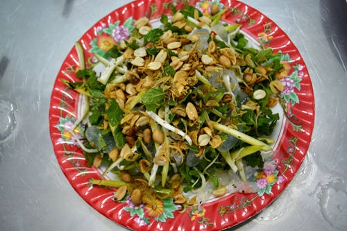 <strong>Gỏi sứa </strong> có cách chế biến đơn giản. Sau khi rửa sạch bằng nước đun sôi để nguội, vắt ráo nước, đem trộn sứa với chuối xanh, xoài xanh, đậu phộng, thêm chút rau thơm. Có thể ăn kèm cùng với bánh đa, chấm nước tương hoặc muối tiêu chanh đều rất ngon. Gỏi sứa cũng đặc biệt hợp với thời tiết mùa hè nóng nực vì vị thanh mát, không gây cảm giác ngán, được bán ở gần bãi biển, trong các chợ Cồn, chợ Hàn.... với giá 20.000-30.000 đồng một đĩa. <strong>Gỏi sứa </strong> có cách chế biến đơn giản. Sau khi rửa sạch bằng nước đun sôi để nguội, vắt ráo nước, đem trộn sứa với chuối xanh, xoài xanh, đậu phộng, thêm chút rau thơm. Có thể ăn kèm cùng với bánh đa, chấm nước tương hoặc muối tiêu chanh đều rất ngon. Gỏi sứa cũng đặc biệt hợp với thời tiết mùa hè nóng nực vì vị thanh mát, không gây cảm giác ngán, được bán ở gần bãi biển, trong các chợ Cồn, chợ Hàn.... với giá 20.000-30.000 đồng một đĩa.