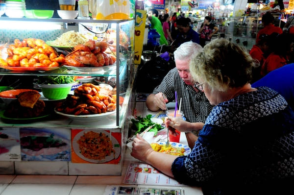 Các hàng ăn đặc biệt thu hút khách nước ngoài. Mỗi phần ăn đủ no có giá từ 40.000 đồng đến 60.000 đồng.