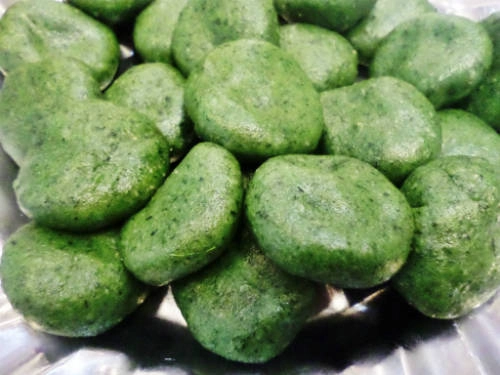 Những chiếc bánh xanh mướt mát hấp dẫn thực khách. Ảnh: Kiều Như Những chiếc bánh xanh mướt mát hấp dẫn thực khách. Ảnh: Kiều Như