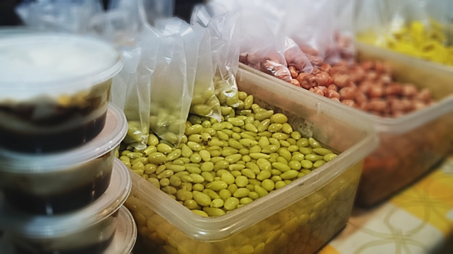 Nho ngâm có vị chua, giòn lạ miệng. Bạn có thể mua từ 1-4 RM (5.300-22.000 đồng). Nho ngâm có vị chua, giòn lạ miệng. Bạn có thể mua từ 1-4 RM (5.300-22.000 đồng).
