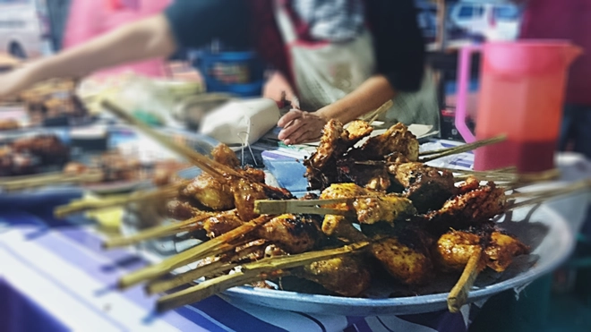 Satay, món thịt xiên được tẩm ướp với đậu phộng và một số loại gia vị đặc trưng rồi đem nướng trên bếp than đỏ rực có giá 1,5 RM một xiên. Satay, món thịt xiên được tẩm ướp với đậu phộng và một số loại gia vị đặc trưng rồi đem nướng trên bếp than đỏ rực có giá 1,5 RM một xiên.