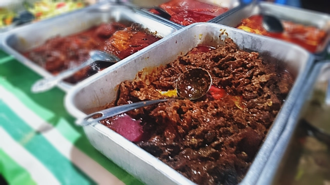 <strong>Nasi Kandar</strong> có nước sốt cà ri với gia vị cay nồng, ấm nóng. Món này ăn cùng cơm nóng và các loại thức ăn khác như thịt bò, thịt gà, tôm, trứng tráng, mướp tây, bầu đắng, cà… Giá tiền phụ thuộc vào số lượng và thành phần. <strong>Nasi Kandar</strong> có nước sốt cà ri với gia vị cay nồng, ấm nóng. Món này ăn cùng cơm nóng và các loại thức ăn khác như thịt bò, thịt gà, tôm, trứng tráng, mướp tây, bầu đắng, cà… Giá tiền phụ thuộc vào số lượng và thành phần.