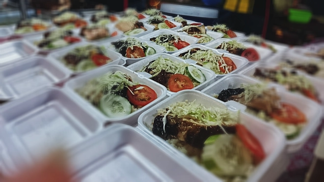 Cơm sườn heo với phần sườn heo tẩm ướp kỹ nướng vừa lửa thơm đậm ăn kèm rau sống. Một hộp cơm có giá 3 RM (16.000 đồng). Cơm sườn heo với phần sườn heo tẩm ướp kỹ nướng vừa lửa thơm đậm ăn kèm rau sống. Một hộp cơm có giá 3 RM (16.000 đồng).
