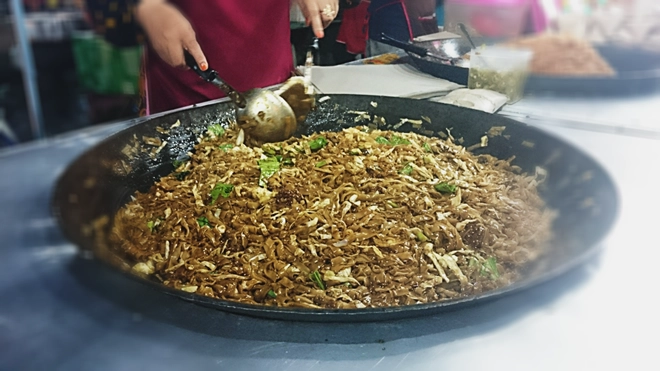 Char Kuey Teow món mì xào với cá, rau và các loại sốt có giá 3 RM một phần. Char Kuey Teow món mì xào với cá, rau và các loại sốt có giá 3 RM một phần.