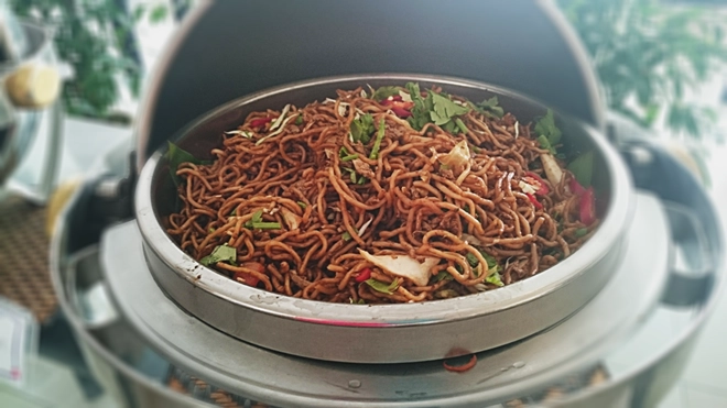 Hokkien Mee có vị ngọt thơm từ thịt heo, mực cùng sambal belacan tạo vị cay nồng. Một đĩa Hokkien Mee có giá 2 R.M (11.000 đồng). Hokkien Mee có vị ngọt thơm từ thịt heo, mực cùng sambal belacan tạo vị cay nồng. Một đĩa Hokkien Mee có giá 2 R.M (11.000 đồng).