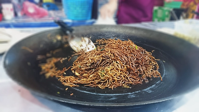 <strong>Bee Hoon</strong> được làm từ bún ăn kèm với nước sốt đen. Một phần bee hoon có giá 1,5 RM. <strong>Bee Hoon</strong> được làm từ bún ăn kèm với nước sốt đen. Một phần bee hoon có giá 1,5 RM.