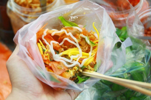 Bên cạnh đó, những hàng bánh tráng ở đây cũng có thêm loại bánh tráng cuốn. Món ăn này đặc trưng với vị bùi của trứng cút, đậu phộng, vị béo từ chà bông, bơ, hành phi. Khi ăn, thực khách sẽ trộn cùng một ít vị chua của nước sốt me và xoài xanh. Gia vị này khiến món ăn thêm vừa miệng và không bị ngán. mon-an-vat-truoc-cong-truong-cua-hoc-sinh-sai-gon-ivivu-2