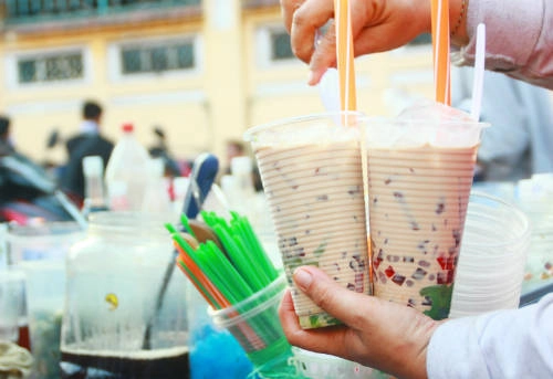 Trà sữa cũng là món uống yêu thích của học sinh nơi đây sau khi thưởng thức xong phá lấu. Xe trà sữa thường dễ nhận ra với rất nhiều thạch, trà và sữa được bày đẹp mắt. Có tới hơn 20 món đồ uống bạn có thể gọi qua thực đơn hoặc sáng tạo theo sở thích, tất cả nguyên liệu đều dễ dàng hòa hợp thành một món uống ngon miệng. mon-an-vat-truoc-cong-truong-cua-hoc-sinh-sai-gon-ivivu-4