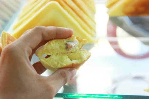 Phiên bản ban đầu của bánh hotdog chỉ có nhân xúc xích, sau này những người bán đã sáng tạo thêm rất nhiều hương vị mới lạ để khách lựa chọn. Từ nhân mặn phô mai, chà bông đến nhân ngọt như mứt thơm, mứt dâu,… ăn chung với bánh đều rất vừa miệng. mon-an-vat-truoc-cong-truong-cua-hoc-sinh-sai-gon-ivivu-6