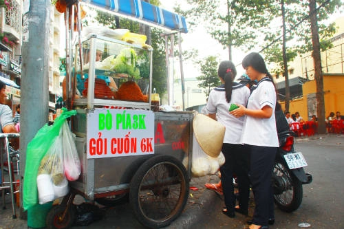 Do nằm ngay trung tâm quận 5 với đông đúc người Trung Quốc sinh sống, các học sinh trường THPT Hùng Vương có hẳn một con đường ẩm thực. Đến đây, ngoài những món ăn vặt quen thuộc, bạn nên thử món bò bía mặn được bán ở cổng sau ngôi trường này. mon-an-vat-truoc-cong-truong-cua-hoc-sinh-sai-gon-ivivu-7