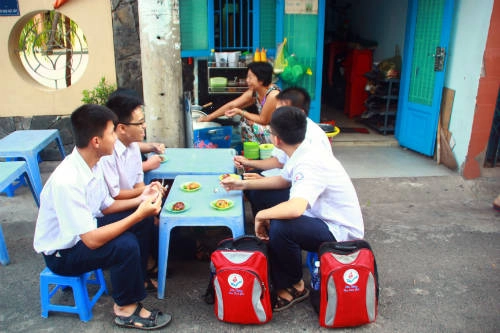 Nhóm học sinh trường Nguyễn Thượng Hiền thưởng thức món trứng vịt lộn chiên bột sốt mắm me. Xoay quanh bữa ăn vặt này là những câu chuyện rôm rả về lớp học, thầy cô, kỳ thi và nhiều điều khác. mon-an-vat-truoc-cong-truong-cua-hoc-sinh-sai-gon-ivivu-9