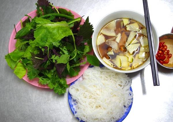 Tọa lạc trên đường Lê Văn Hưu, ngay gần giao cắt với đường Thi Sách, thuộc quận Hai Bà Trưng, Hà Nội, quán Hương Liên nổi tiếng với món bún chả từ 23 năm qua. Bên cạnh món ăn thu hút thực khách trong và ngoài nước, quán còn phục vụ thêm nem hải sản, nem cua bể, chả xiên nướng... Ảnh: Hương Chi Tọa lạc trên đường Lê Văn Hưu, ngay gần giao cắt với đường Thi Sách, thuộc quận Hai Bà Trưng, Hà Nội, quán Hương Liên nổi tiếng với món bún chả từ 23 năm qua. Bên cạnh món ăn thu hút thực khách trong và ngoài nước, quán còn phục vụ thêm nem hải sản, nem cua bể, chả xiên nướng... Ảnh: Hương Chi