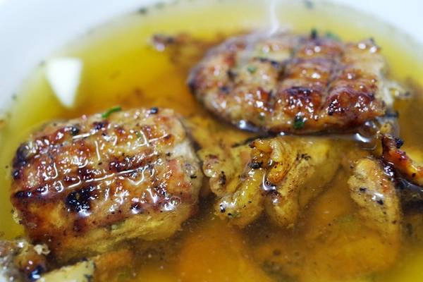 Thịt làm chả và thịt nướng của món bún được chủ quán đặt từ lò mổ từ sáng sớm, sau khi chọn lựa kỹ lưỡng sẽ đem về bếp của quán sơ chế, chuẩn bị cho một ngày bán hàng tất bật. Quán mở cửa hàng ngày từ 8h hơn đến gần 21h, tuy nhiên cũng có ngày quán hết hàng đóng cửa sớm hơn. Ảnh: Hương Chi Thịt làm chả và thịt nướng của món bún được chủ quán đặt từ lò mổ từ sáng sớm, sau khi chọn lựa kỹ lưỡng sẽ đem về bếp của quán sơ chế, chuẩn bị cho một ngày bán hàng tất bật. Quán mở cửa hàng ngày từ 8h hơn đến gần 21h, tuy nhiên cũng có ngày quán hết hàng đóng cửa sớm hơn. Ảnh: Hương Chi