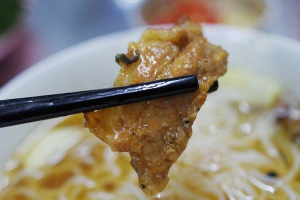 Chả miếng là thịt ba chỉ, được nướng vàng suộm, gồm cả nạc và mỡ nên khi ăn thực khách sẽ không cảm thấy khô hay ngấy. Đi kèm món bún chả không thể thiếu được bát nước chấm ăn kèm pha chế vừa miệng. Tuy nhiên, quán vẫn có giấm tỏi ớt, ớt tươi xắt nhỏ... cho khách tự nêm nếm thêm nếu muốn ăn cay hoặc chua hơn. Ảnh: Hương Chi Chả miếng là thịt ba chỉ, được nướng vàng suộm, gồm cả nạc và mỡ nên khi ăn thực khách sẽ không cảm thấy khô hay ngấy. Đi kèm món bún chả không thể thiếu được bát nước chấm ăn kèm pha chế vừa miệng. Tuy nhiên, quán vẫn có giấm tỏi ớt, ớt tươi xắt nhỏ... cho khách tự nêm nếm thêm nếu muốn ăn cay hoặc chua hơn. Ảnh: Hương Chi