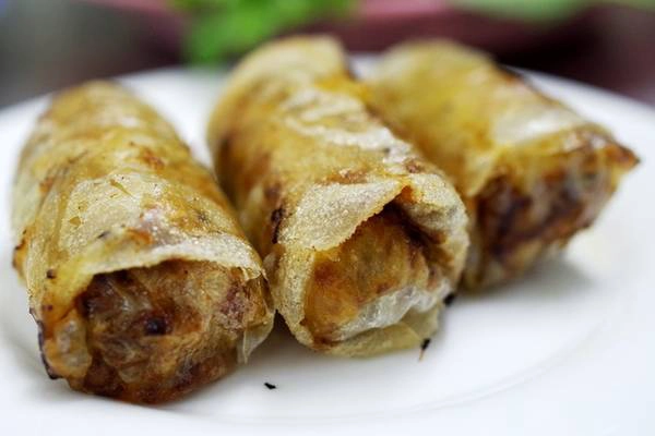 Nem cua bể, nem hải sản và chả xiên nướng đều là các món có thể ăn cùng với bún chả của quán, do chính quán tự chế biến nên đảm bảo chất lượng và hương vị riêng. Nem cua bể nhỏ nên một người ăn có thể gọi thêm từ 2 đến 3 chiếc với giá 7.000 đồng/chiếc, nem hải sản lớn hơn và có giá 30.000 đồng/chiếc, chả xiên nướng 18.000 đồng/chiếc. Thực chất quán Hương Liên có hai cơ sở tại Hà Nội, địa điểm chính được mở đầu tiên cách đây 23 năm nằm trên đường Lê Văn Hưu, còn cơ sở hai mới mở do con cháu chủ quán tiếp quản tọa lạc ở đường Láng Hạ. Thực khách sẽ không thấy sự khác biệt ở hai nơi này do các nguyên liệu đều từ cơ sở 1 chuẩn bị và chuyển tiếp sang. Ảnh: Hương Chi Nem cua bể, nem hải sản và chả xiên nướng đều là các món có thể ăn cùng với bún chả của quán, do chính quán tự chế biến nên đảm bảo chất lượng và hương vị riêng. Nem cua bể nhỏ nên một người ăn có thể gọi thêm từ 2 đến 3 chiếc với giá 7.000 đồng/chiếc, nem hải sản lớn hơn và có giá 30.000 đồng/chiếc, chả xiên nướng 18.000 đồng/chiếc. Thực chất quán Hương Liên có hai cơ sở tại Hà Nội, địa điểm chính được mở đầu tiên cách đây 23 năm nằm trên đường Lê Văn Hưu, còn cơ sở hai mới mở do con cháu chủ quán tiếp quản tọa lạc ở đường Láng Hạ. Thực khách sẽ không thấy sự khác biệt ở hai nơi này do các nguyên liệu đều từ cơ sở 1 chuẩn bị và chuyển tiếp sang. Ảnh: Hương Chi
