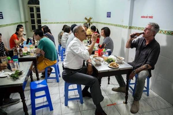 Trong thời gian ở Hà Nội, dù lịch trình dày đặc, tổng thống Obama vẫn dành thời gian đi ăn với đầu bếp Anthony Bourdain tại quán bún chả Hương Liên. Họ dùng hai suất bún chả và hai chai bia Hà Nội. Đây không chỉ là một bữa tối bình thường mà còn là buổi ghi hình cho Part Unknows - một show truyền hình về ẩm thực của đầu bếp danh tiếng người Mỹ. Trong bài phát biểu hôm sau đó, Obama kể rằng "tôi đã đi phố cổ Hà Nội, thử một ít món ăn Việt Nam xuất sắc, ăn bún chả, uống bia Hà Nội". Ảnh: Facebook Anthony Bourdain Trong thời gian ở Hà Nội, dù lịch trình dày đặc, tổng thống Obama vẫn dành thời gian đi ăn với đầu bếp Anthony Bourdain tại quán bún chả Hương Liên. Họ dùng hai suất bún chả và hai chai bia Hà Nội. Đây không chỉ là một bữa tối bình thường mà còn là buổi ghi hình cho Part Unknows - một show truyền hình về ẩm thực của đầu bếp danh tiếng người Mỹ. Trong bài phát biểu hôm sau đó, Obama kể rằng "tôi đã đi phố cổ Hà Nội, thử một ít món ăn Việt Nam xuất sắc, ăn bún chả, uống bia Hà Nội". Ảnh: Facebook Anthony Bourdain