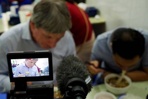 Sau bữa tối của tổng thống Barack Obama và đầu bếp Anthony Bourdain, quán ăn cũng như món bún chả Hà Nội lập tức nhận được nhiều sự chú ý. Thực khách tới quán ngày 24/5 đông hơn bình thường rất nhiều. Quán thường mở cửa khoảng 9h nhưng 7h đã có khách tới hỏi và mở bán xuyên từ trưa tới chiều muộn. Không chỉ có dân địa phương và du khách nước ngoài tới thưởng thức bún chả, quán còn đón tiếp một số đơn vị truyền thông quốc tế đến ghi hình trải nghiệm "bữa ăn Hà Nội" của tổng thống Obama. Ảnh: Hương Chi Sau bữa tối của tổng thống Barack Obama và đầu bếp Anthony Bourdain, quán ăn cũng như món bún chả Hà Nội lập tức nhận được nhiều sự chú ý. Thực khách tới quán ngày 24/5 đông hơn bình thường rất nhiều. Quán thường mở cửa khoảng 9h nhưng 7h đã có khách tới hỏi và mở bán xuyên từ trưa tới chiều muộn. Không chỉ có dân địa phương và du khách nước ngoài tới thưởng thức bún chả, quán còn đón tiếp một số đơn vị truyền thông quốc tế đến ghi hình trải nghiệm "bữa ăn Hà Nội" của tổng thống Obama. Ảnh: Hương Chi