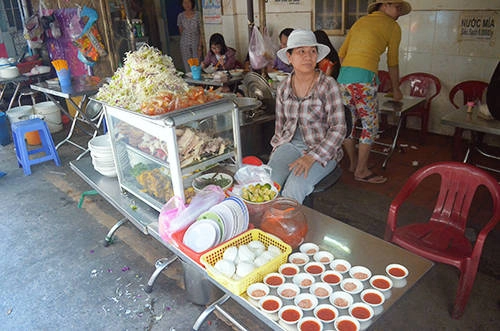 Giá cho một tô bún num bo chóc dao động trong khoảng 30.000 đồng. Các quán ăn ở đây thường mở đến 6 giờ chiều. Ảnh: Phong Vinh.