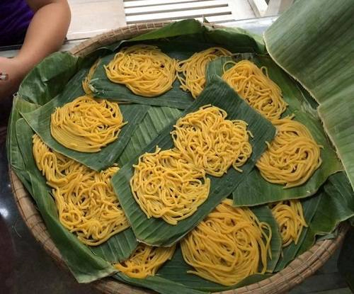 Bún bắp có màu vàng tươi của bắp, thơm và ngọt nơi đầu lưỡi khi ăn. Ảnh: Tấn Quân. Bún bắp có màu vàng tươi của bắp, thơm và ngọt nơi đầu lưỡi khi ăn. Ảnh: Tấn Quân.