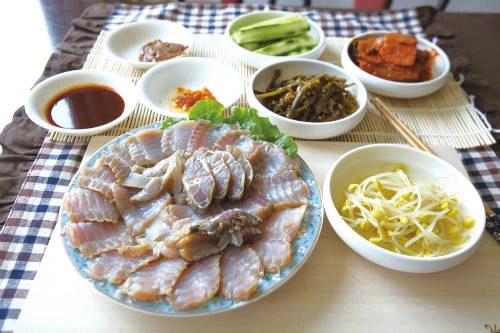 Cá đuối lên men được người Hàn Quốc ưa chuộng nhưng là món ăn "thách thức" thực khách bởi mùi vị khó ngửi. Ảnh: magazine