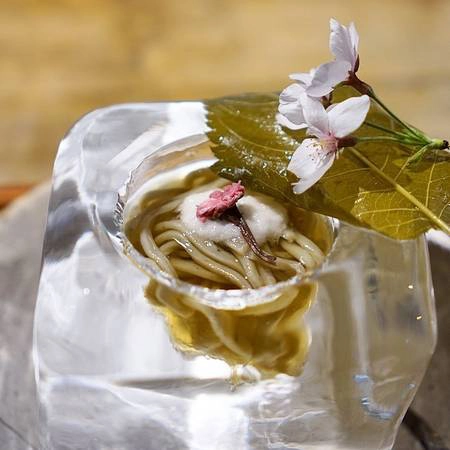 Món ăn vì thế trở nên rất đẹp. Du khách thích thú chụp ảnh đăng lên Instagram trước khi thưởng thức món ăn. Đầu bếp còn trang trí món ăn bằng những bông hoa điệu đà. Món ăn vì thế trở nên rất đẹp. Du khách thích thú chụp ảnh đăng lên Instagram trước khi thưởng thức món ăn. Đầu bếp còn trang trí món ăn bằng những bông hoa điệu đà.