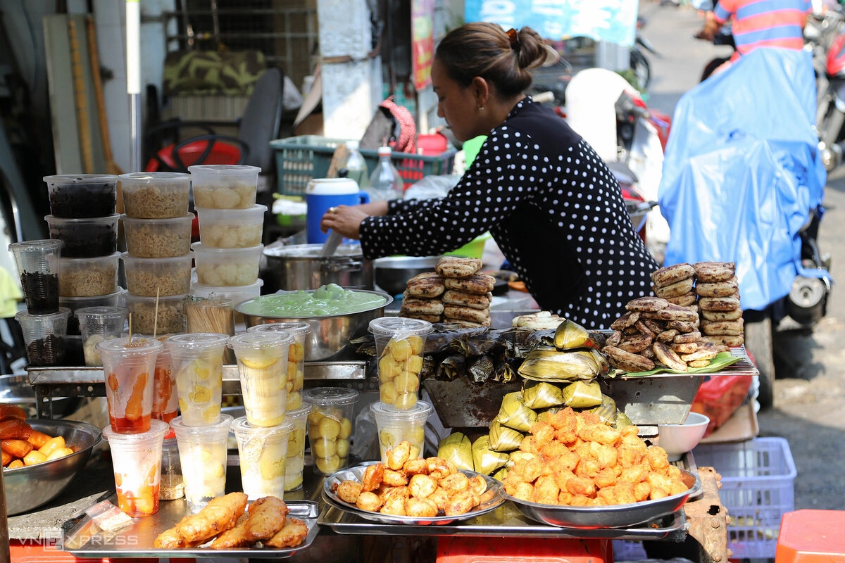 Nhiều món ăn vặt như chuối nướng, bánh bò thốt nốt, me ngào đường, bánh Xiêm, xôi Xiêm... cũng theo chân người Việt từ Campuchia về bán ở chợ Lê Hồng Phong (quận 10) từ những năm 1970 đến nay.