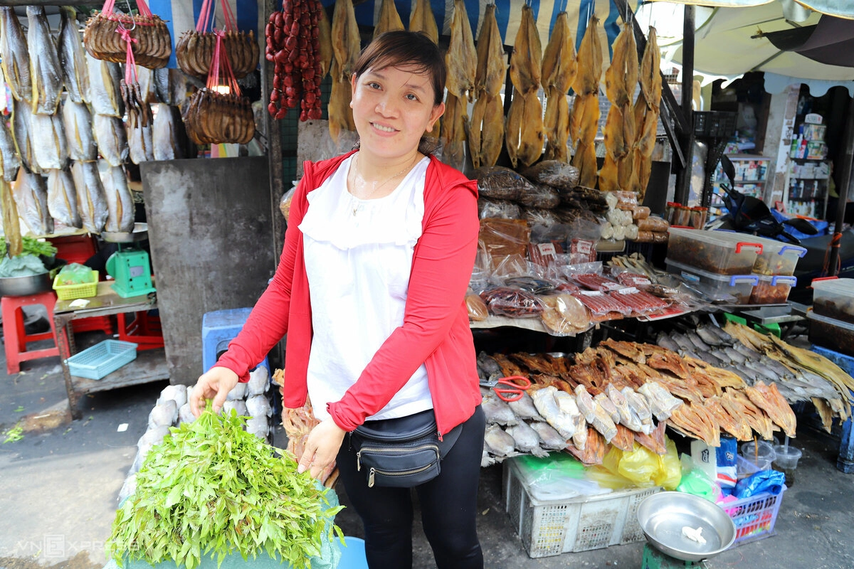   Ngay sau lưng nhà Tư Xê, hàng khô Hai Nhỏ do chị Trần Thị Dung (35 tuổi) đứng bán được 10 năm, đã có mặt từ năm 1970 của mẹ chị làm chủ, vẫn giữ hình thức sạp gỗ chứ không thuê hay xây quầy.   “Hai mẹ con đều biết chế biến đồ khô, nhưng vẫn phải nhập từ Campuchia về vì ở đây không có chỗ phơi nắng, và cá mới bắt bên đó phải xử lý luôn mới ngon”, chị Dung chia sẻ.