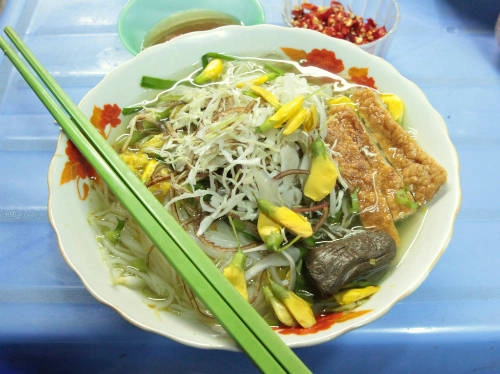Ngoài những miếng cá lóc đặc trưng trong tô bún cá thì còn có thêm những thớ chả cá chiên thơm lừng chấm nước mắm ớt rất ngon, và bông điên điển sản vật đặc trưng của miền Tây. Ngoài những miếng cá lóc đặc trưng trong tô bún cá thì còn có thêm những thớ chả cá chiên thơm lừng chấm nước mắm ớt rất ngon, và bông điên điển sản vật đặc trưng của miền Tây.