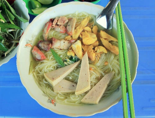 Một bát bún cá Châu Đốc đầy đủ, ngon lành chỉ có giá khoảng 15.000 đồng. Một bát bún cá Châu Đốc đầy đủ, ngon lành chỉ có giá khoảng 15.000 đồng.