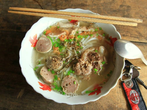 Quanh chợ Vĩnh Trung có khoảng 4 - 5 quán bán bánh canh đặc trưng này, không nhiều những cũng đủ để ghi dấu ấn trong lòng thực khách. Quanh chợ Vĩnh Trung có khoảng 4 - 5 quán bán bánh canh đặc trưng này, không nhiều những cũng đủ để ghi dấu ấn trong lòng thực khách.