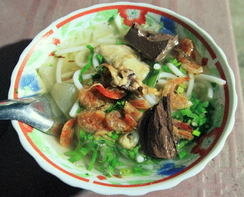Một tô bánh canh chỉ có giá 10.000 đồng, bạn có thể ăn vài ba tô nhưng vẫn không ngán, không cảm thấy mất ngon vì ăn nhiều, cái hay của món này là ở chỗ đó. Một tô bánh canh chỉ có giá 10.000 đồng, bạn có thể ăn vài ba tô nhưng vẫn không ngán, không cảm thấy mất ngon vì ăn nhiều, cái hay của món này là ở chỗ đó.