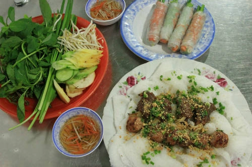Một đĩa bánh hỏi ăn cùng gỏi cuốn giá khoảng từ 70.000 đến 90.000 đồng. Một đĩa bánh hỏi ăn cùng gỏi cuốn giá khoảng từ 70.000 đến 90.000 đồng.