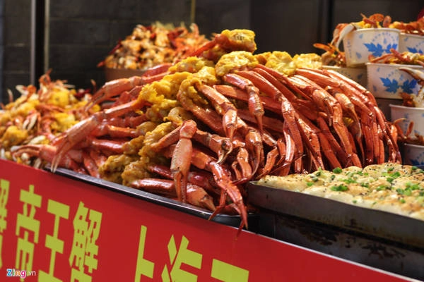 Cua tuyết được tách bỏ mai, hấp hay chiên chín. Một con cua có giá 35 tệ (110.000 đồng).