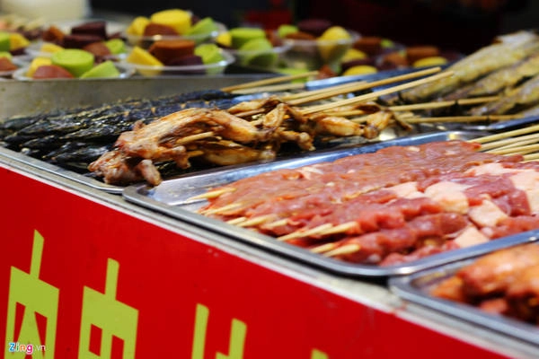 Thiềm thừ là tên gọi chung của các món ăn được chế biến từ ếch hay nhái tại Trung Quốc. Các cách chế biến phổ biến của nguyên liệu là chiên, nướng.
