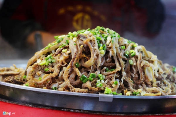  Sách bò xào cùng sa tế có giá 12 tệ (40.000 đồng) một đĩa nhỏ.