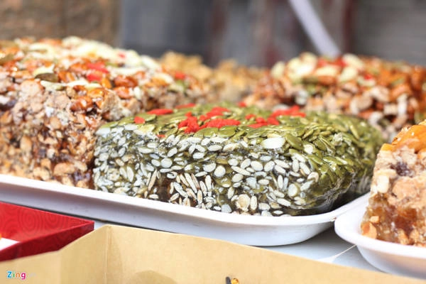 Bánh hạt hướng dương: Hạt hướng dương tách vỏ, sao với đường tạo thành khối bánh dày có độ giòn, thơm. Ngoài bánh hạt hướng dương, bạn có thể tìm thấy bánh đậu phộng, hạt điều... Bánh bán theo miếng (khoảng 5x10 cm) và có giá 7-10 tệ (khoảng 22.000-33.000 đồng).