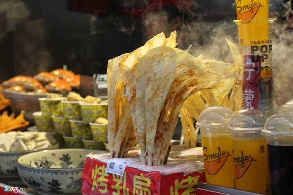 Bánh kếp được chiên thật mỏng, gấp lại trên thanh cầm để tiện mang đi và thưởng thức. Món ăn này có giá 6 tệ (19.000 đồng).