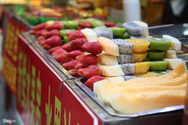 Trái cây xiên có giá 12 tệ (40.000 đồng) một xiên.