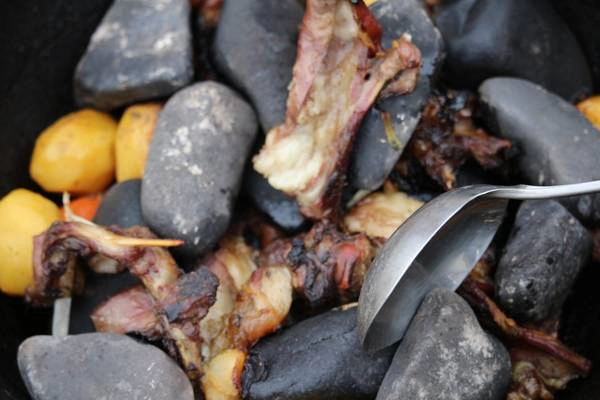 Để nấu món dê hầm đá, người dân nơi đây chỉ chọn những hòn đá to tương đương với nắm tay, bề mặt nhẵn rồi rửa sạch, hơ nóng trong lửa suốt hàng tiếng đồng hồ. Ảnh: reddit.com