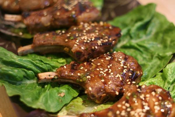 Đùi cừu nướng cùng các loại rau thơm, thảo quả được xem là linh hồn của tất cả các bữa tiệc của người Mông Cổ. Ảnh: discovermongolia