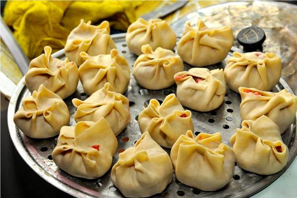 Bánh hấp của Mông Cổ có nhân bánh bằng nguồn nguyên liệu sẵn có như thịt cừu hoặc bò kết hợp với hành tây, tỏi và gia vị. Ảnh: roadtripmongolia.wordpress.com